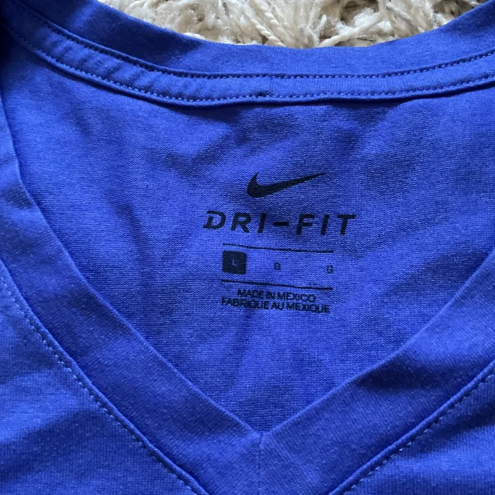 Nike Dri-FIT Womens V-Neck Short Sleeve Training T-Shirt Royal Blue Large 1726